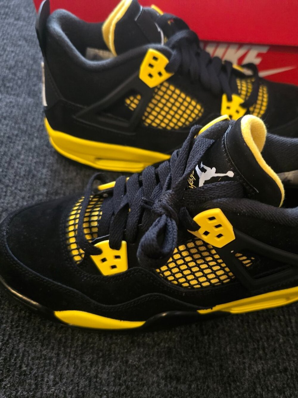 Air Jordan 4 Retro Thunder 2022 Black Yellow Size 5Y Youth New No Box